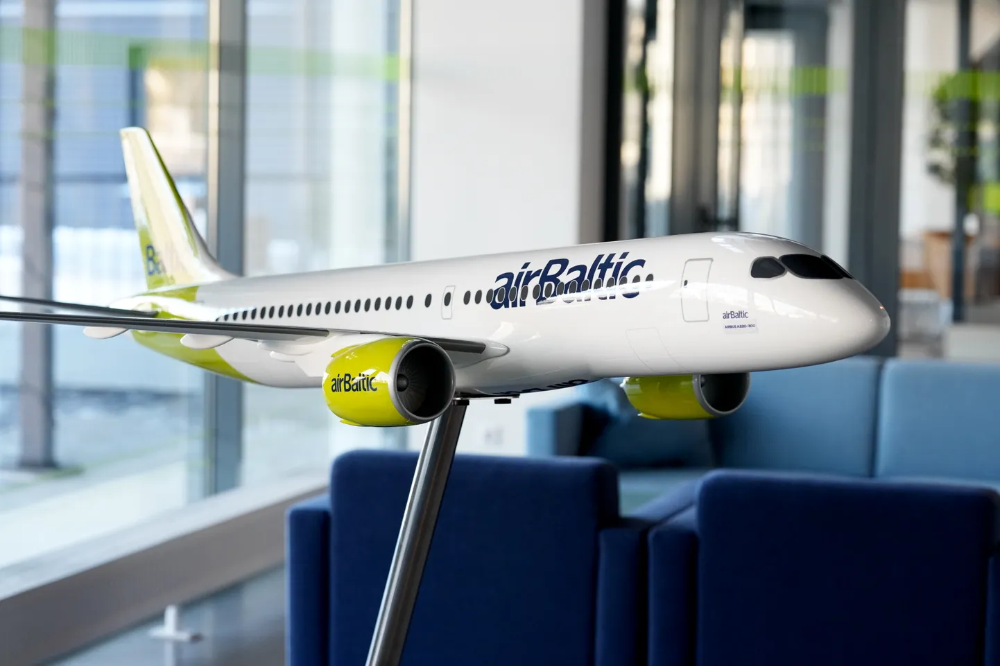 Модель самолета airBaltic