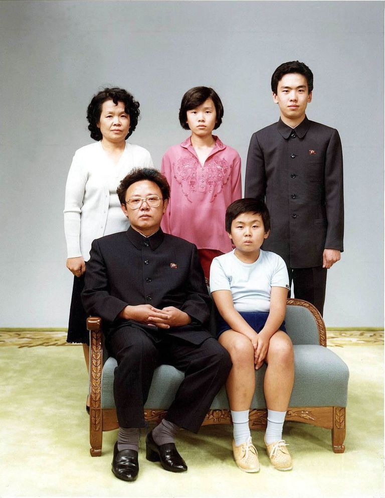 Põhja-Korea liider Kim Jong-il (istub vasakul), ta kõrval istub ta poeg Kim Jong-nam, riigijuhi naise õde Sung Hye-Rang (vasakul seisab), Sungi tütar Lee Nam-Ok (keskel) ja poeg Lee Il-nam