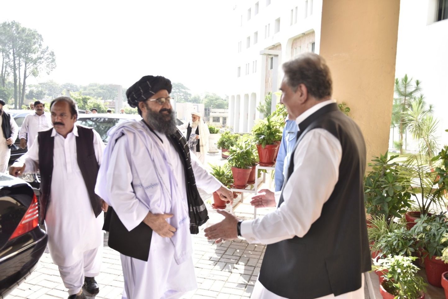 Pakistani välisminister Shah Mehmood Qureshi (paremal) tervitamas Islamabadis välisministeeriumis Talibani kaasasutajat mulla Abdul Ghani Baradari.