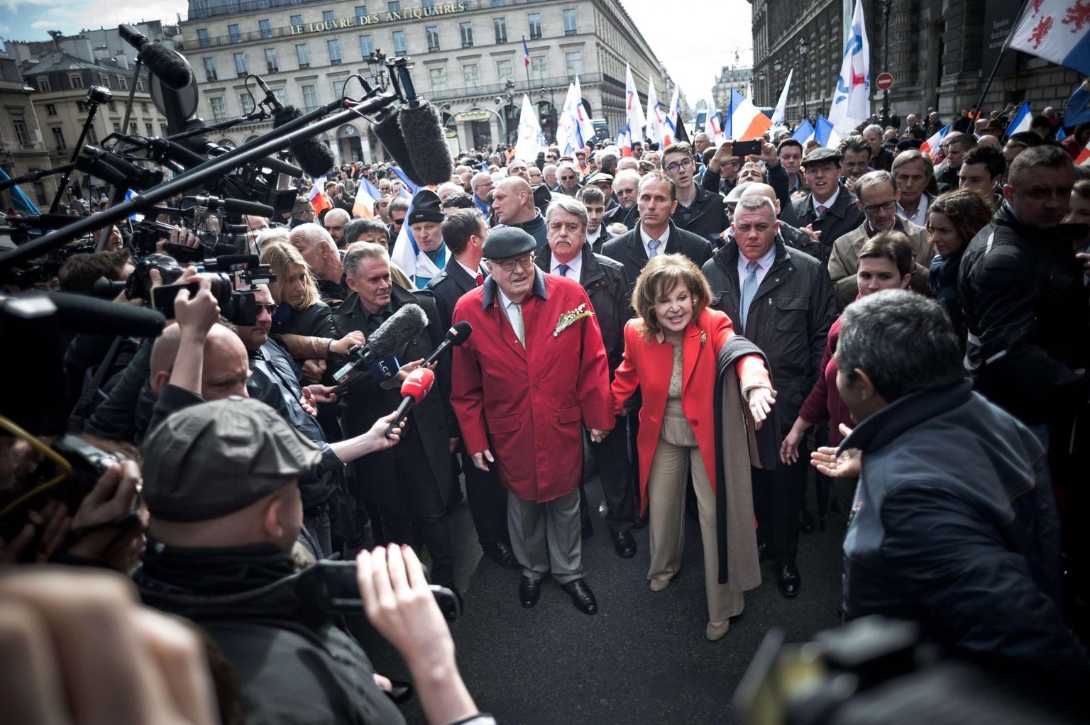 Jean-Marie Le Pen ja Jeanne-Marie Paschos 2017. aasta 1. mail Pariisis. 
