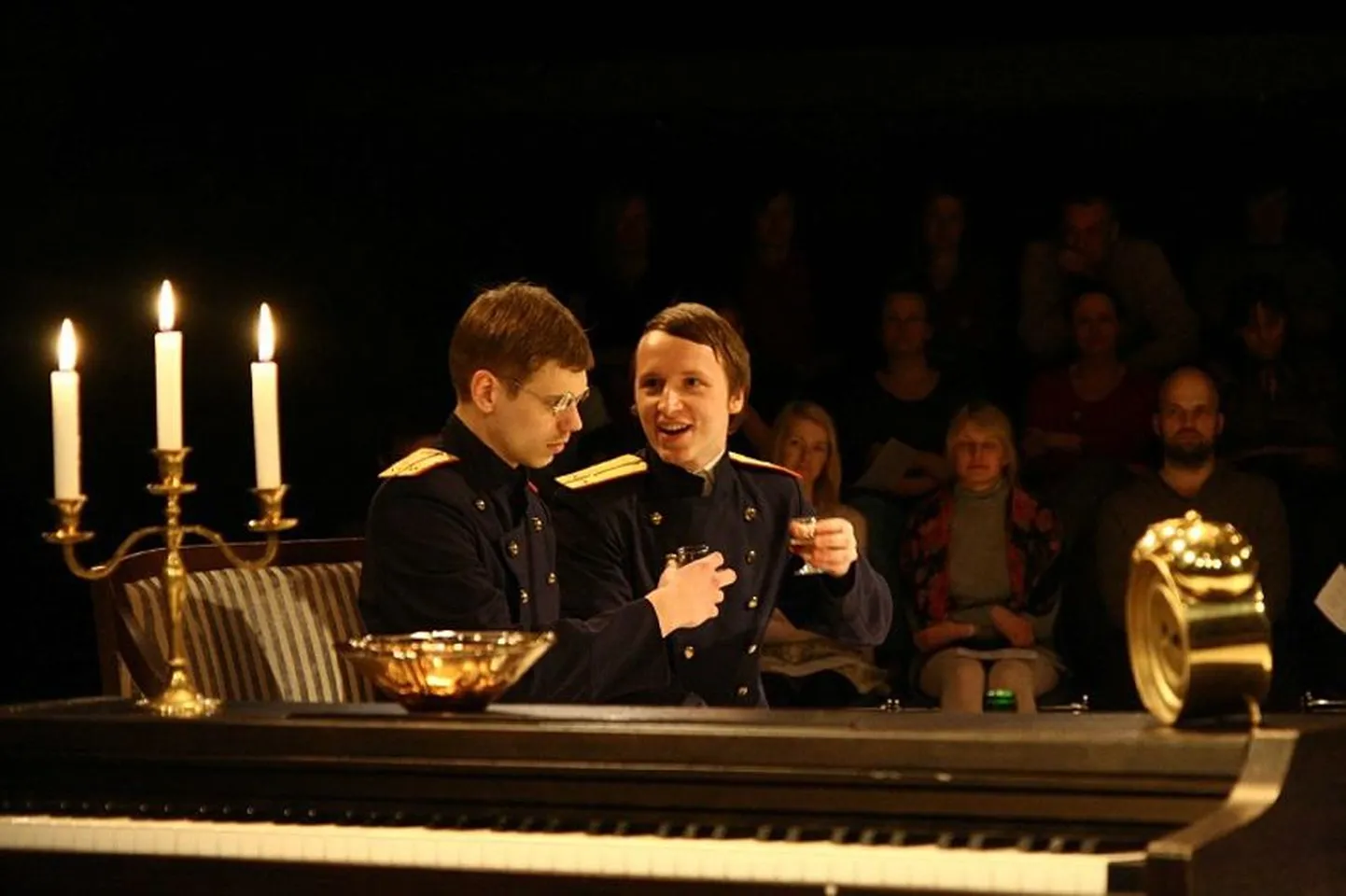 Kuigi Rait Õunapuu on teinud kaasa mitmetes tuntud seriaalides, on talle südamelähedasem laval mängimine (pildil stseen lavastusest «Kolm õde»). Seriaali tegemine on tema meelest nagu liinitöö.