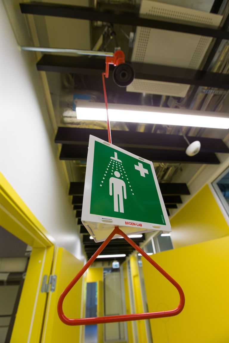 Kui töötaja peaks laboris kokku puutuma ohtliku ainega, siis saab ta koridori astudes kasutada n-ö hädadušši. Foto Georg Kõrre/Postimees