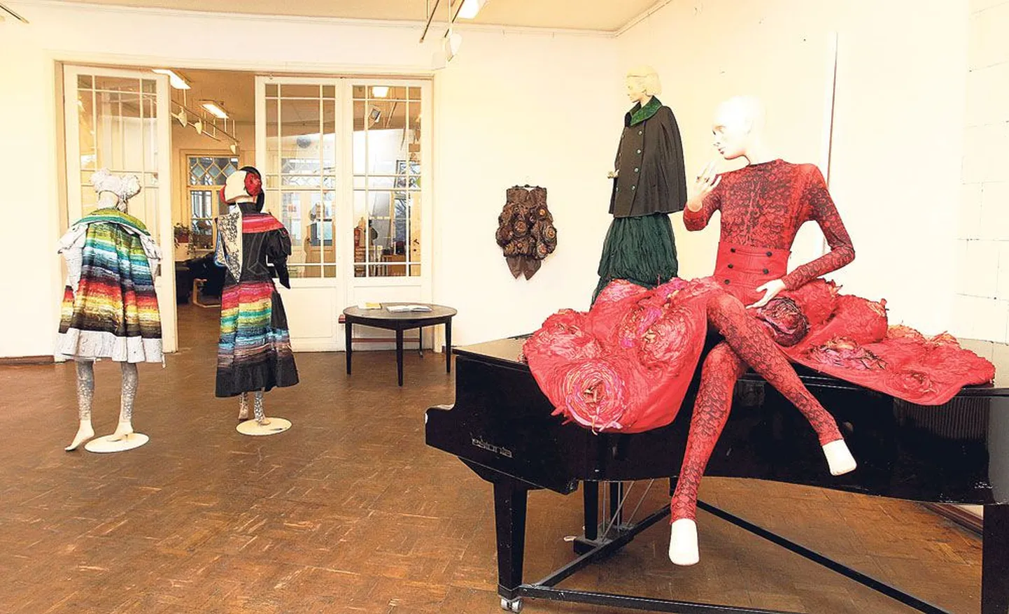 Jakobi galeriis on välja pandud Triinu Pungitsa töid aastatest 2006–2013.