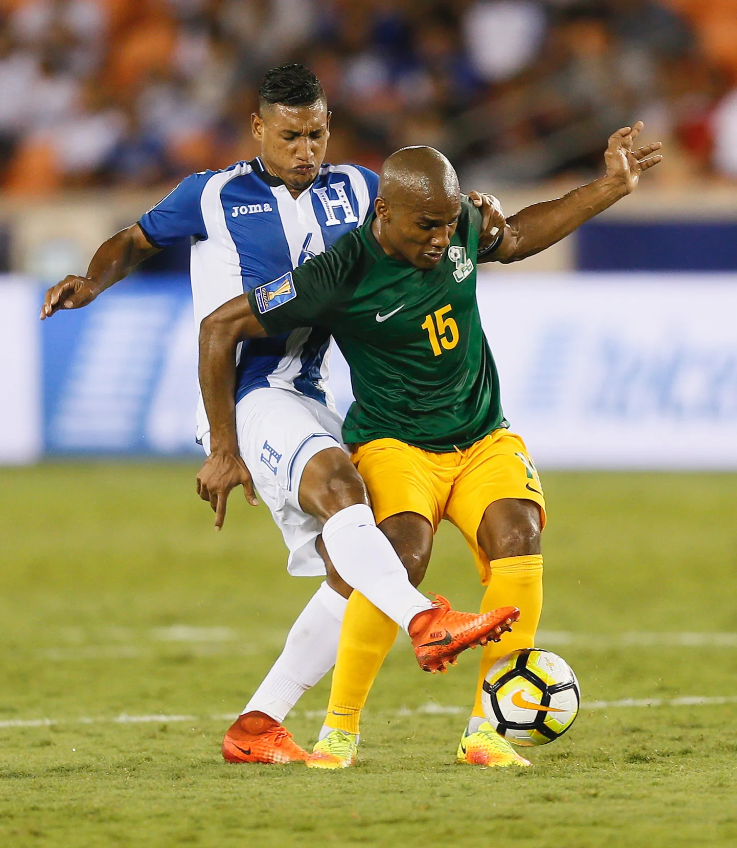 Florent Malouda (esiplaanil) Prantsuse Guajaana särgis.