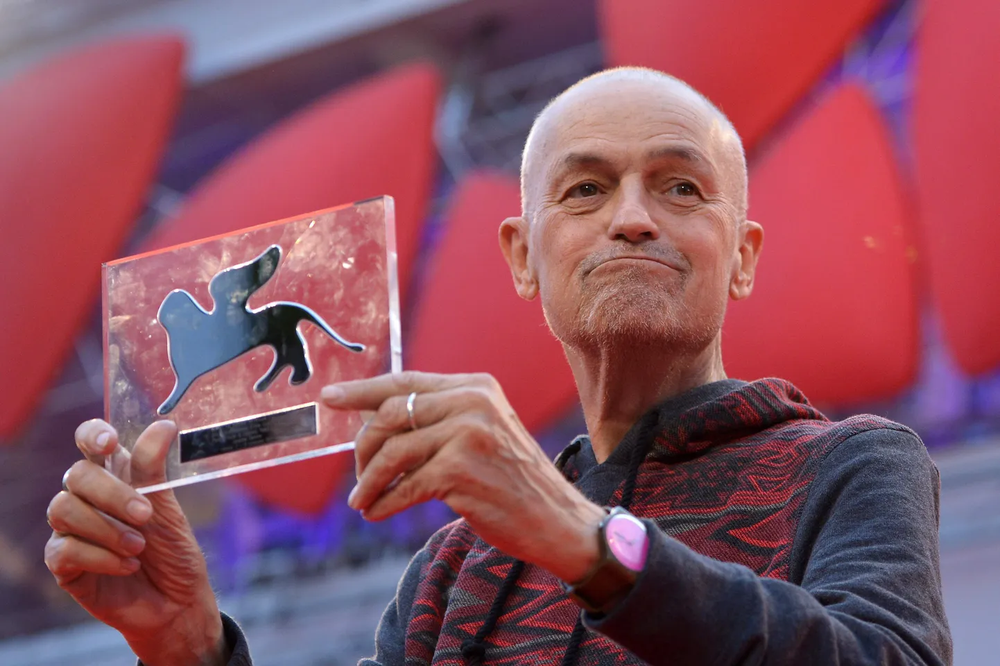 Jonathan Demme 2015. aastal järjekordse auhinnaga poseerimas.