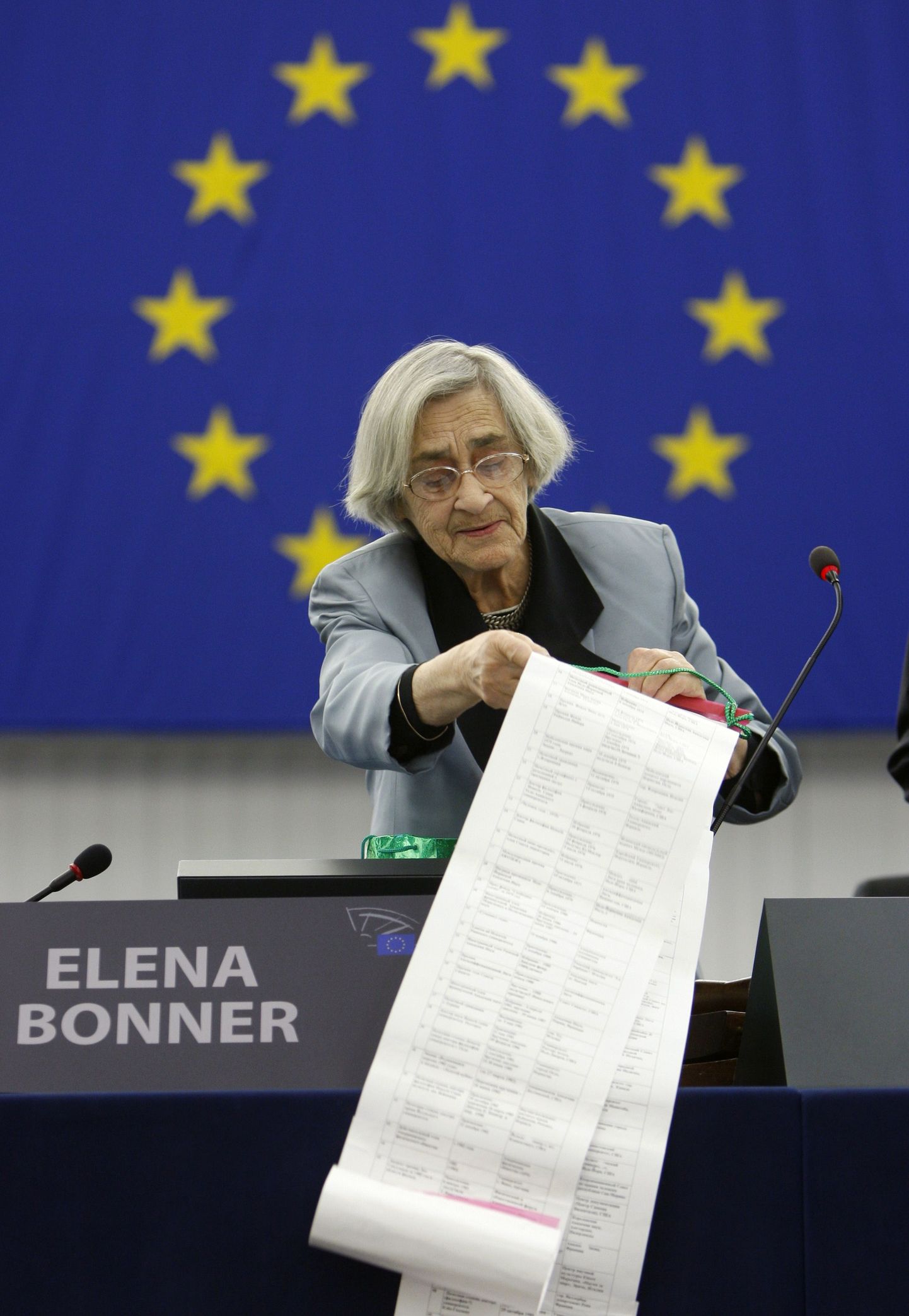 Nõukogude dissidendi Andrei Sahharovi lesk Jelena Bonner esinemas euroopa Parlamendile.