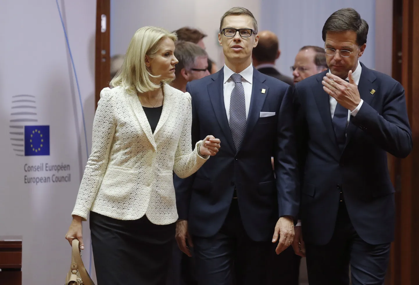 Taani peaminister Helle Thorning Schmidt (vasakul), Hollandi valitsusjuht Mark Rutte (paremal) ja Soome peaminister Alexander Stubb täna Brüsselis.