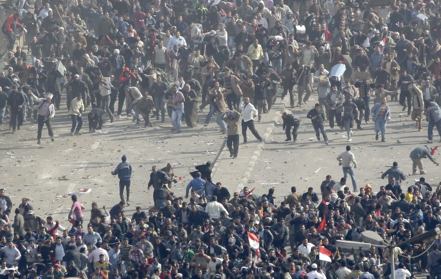 Kokkupõrked valitsusmeelsete (allpool) ja Mubaraki vastaste vahel Tahriri väljakul Kairos.