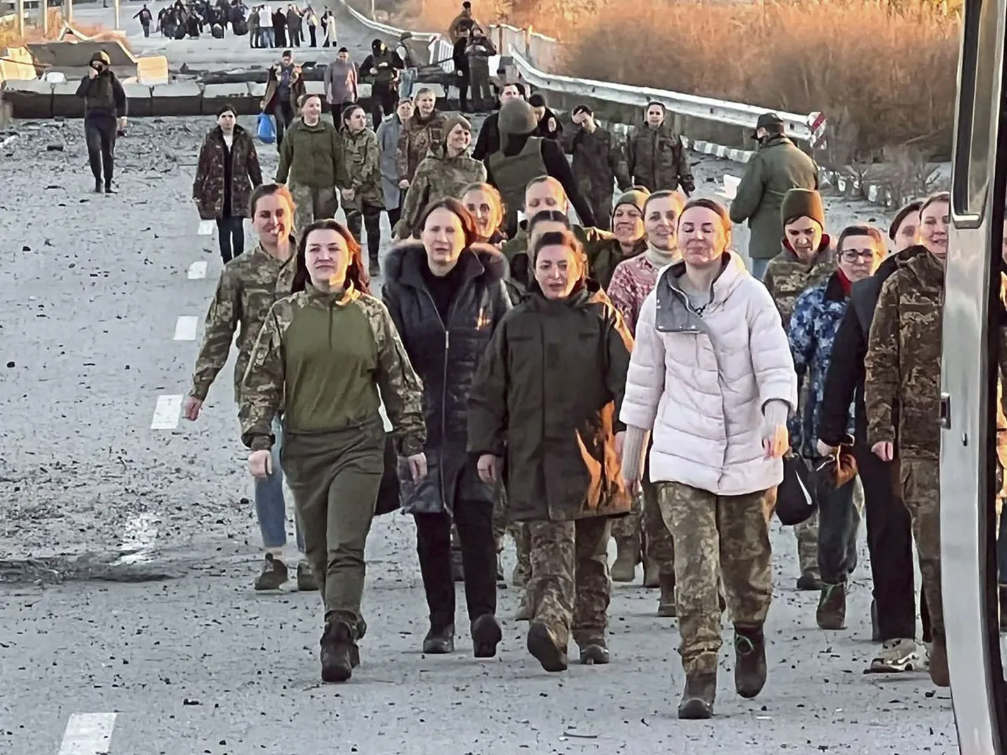 Освобожденные украинских военнопленных 17 октября. В ходе обмена было освобождено 108 женщин, из них 96 военнослужащих и 12 гражданских лиц.
