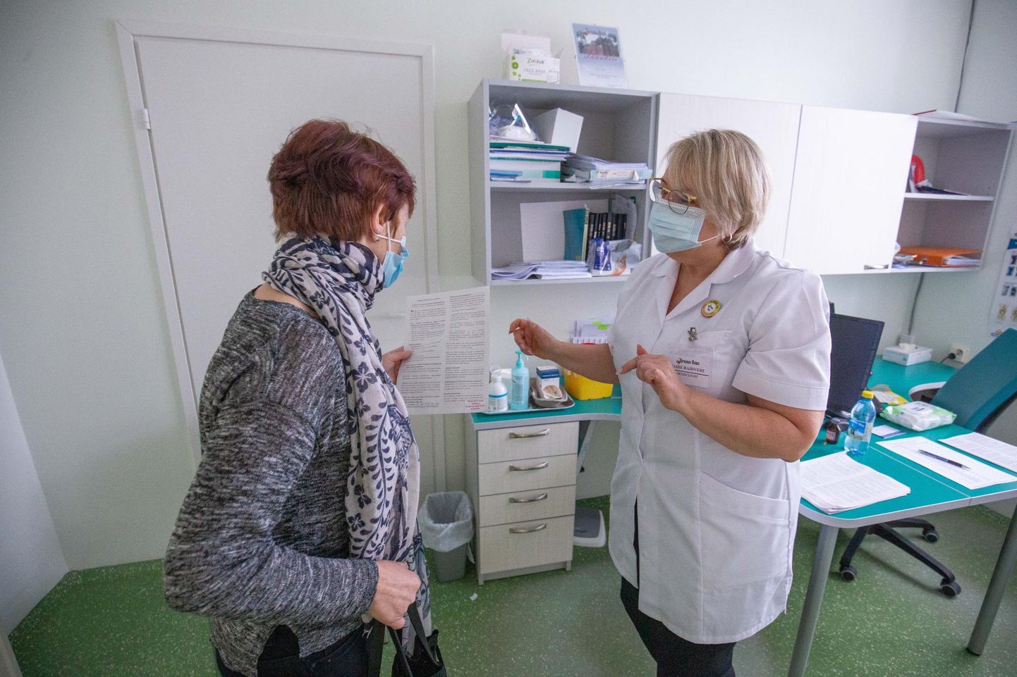 Lisaks koroonapatsientide ravile osales Järvamaa haigla möödunud aastal ka ennetustöös, vaktsineerides sadu inimesi. Maire Raidvere (paremal) koordineeris vaktsineerimist nii haiglas kui ka mujal.