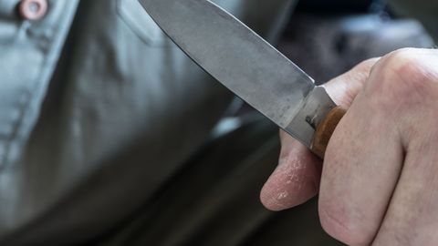 70-летний мужчина, ударивший другого мужчину ножом в шею, сядет на шесть лет в тюрьму