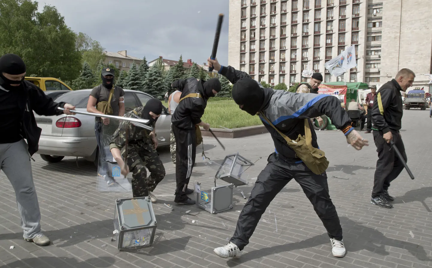 Separatistid lõhkumas Donetskis valimiskaste.