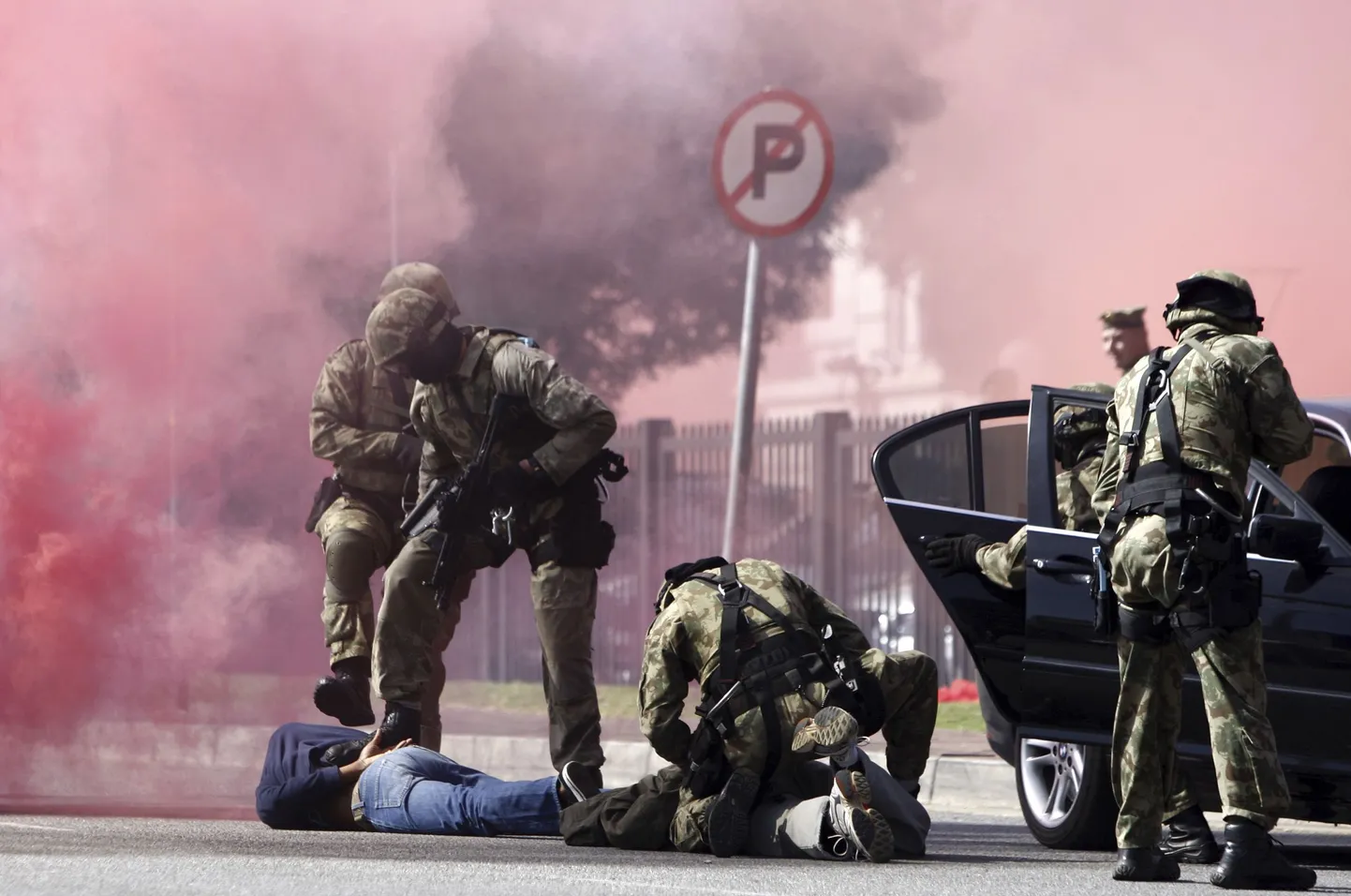 Lõuna-Aafrika Vabariigi politsei harjutab enne järgmisel kuul algavat MMi, kuidas autovargaid paremini püüda.