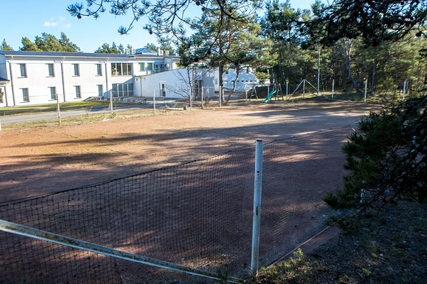 MÄNGUVÄLJAK rajatakse mere poolt vaadates Saaremaa hotelli taha ehk kohta, kus seni on asetsenud tenniseväljak.