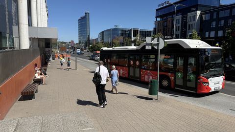 PÄEVAKÜSIMUS ⟩ Miks ei ole kaubamaja juures bussiootepaviljoni?
