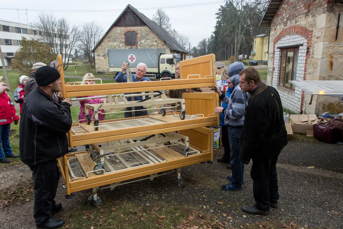 Saksamaa Schleswig-Holsteini Liidumaa Punase Risti selts tõi Taheva sanatooriumile esmaspäeval hulga vajalikku inventari. Fotol laadib seltsi president Henning Kramer kohalikega autolt maha mehanilisi voodeid, mida toodi asutusele kuus tükki.