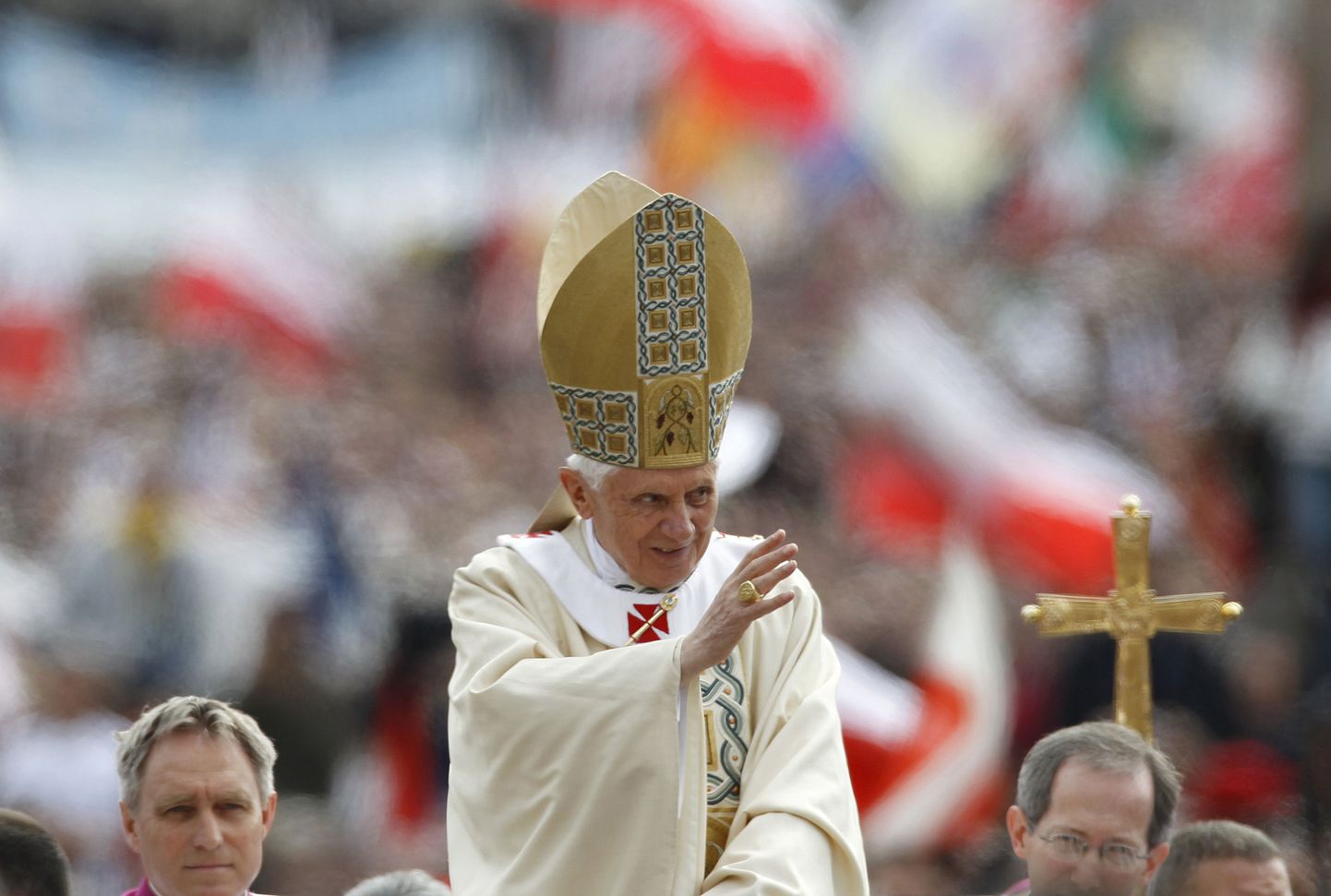 Paavst Benedictus XVI lehvitab missale saabunud inimestele Vatikanis.