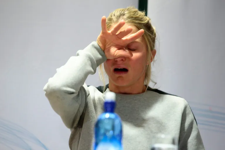 Pisaratega võidelnud Therese Johaug pressikonverentsil. / Scanpix