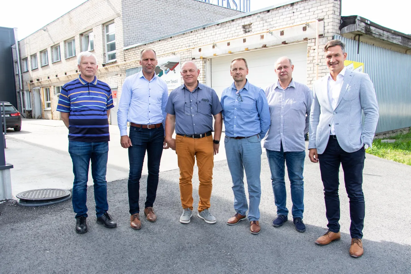 Toom Tekstiil teatas esmaspäeval omanike vahetusest. Olulisim tingimus oli see, et ettevõte jääks Viljandisse ja Abja-Paluojale alles. Pildil (vasakult) Innar Susi, Vahur Roosaar, Urmas Tiru, Peep Armväärt, Aivar Elissaar ja Hans Pajoma.