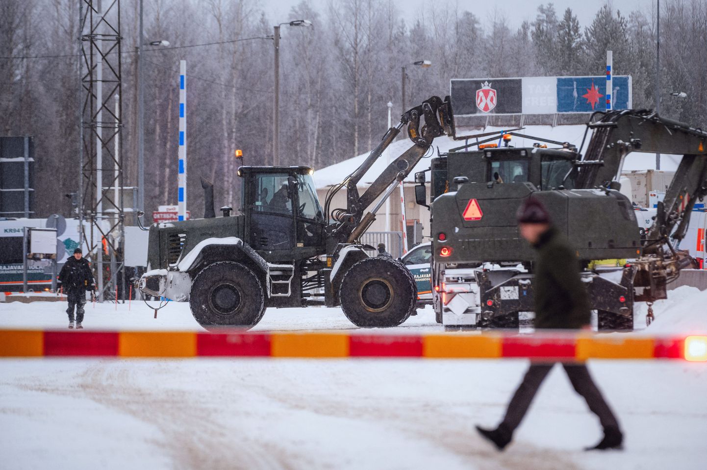 Техника Сил обороны Финляндии на пограничном переходе Вартиус помогает пограничной службе в строительстве временного заграждения, 19 ноября 2023 года.