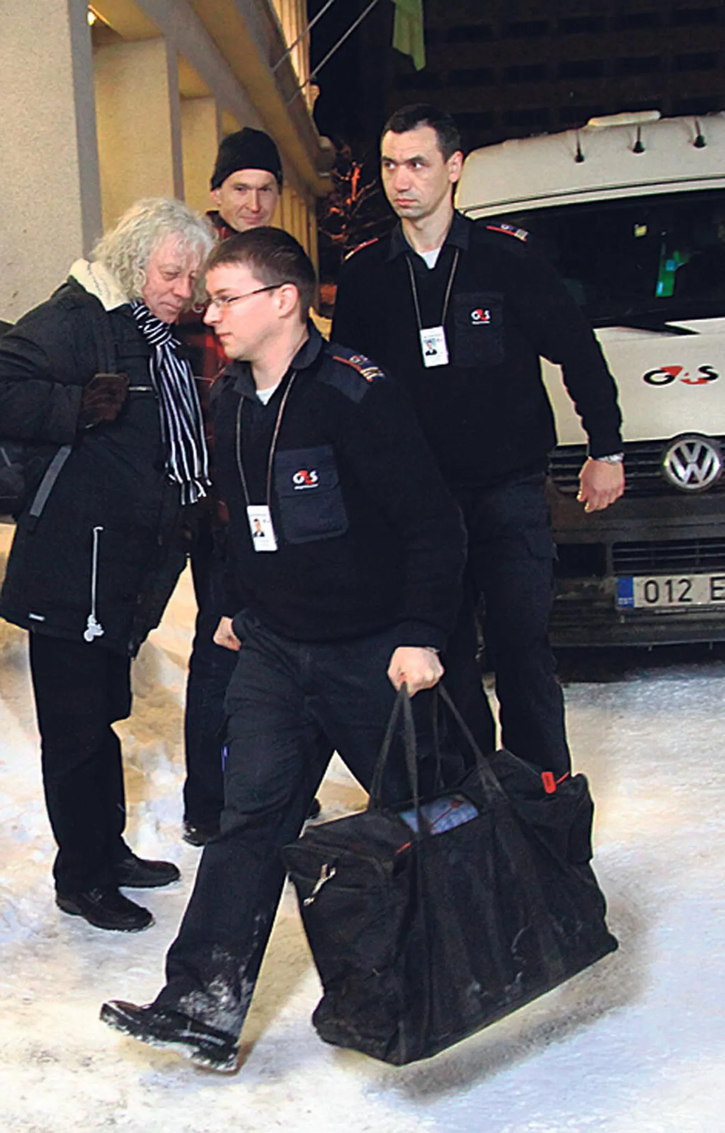 G4S ekipaaž tõi politsei valve all ja telekaamerate valguses eurod Pärnusse.