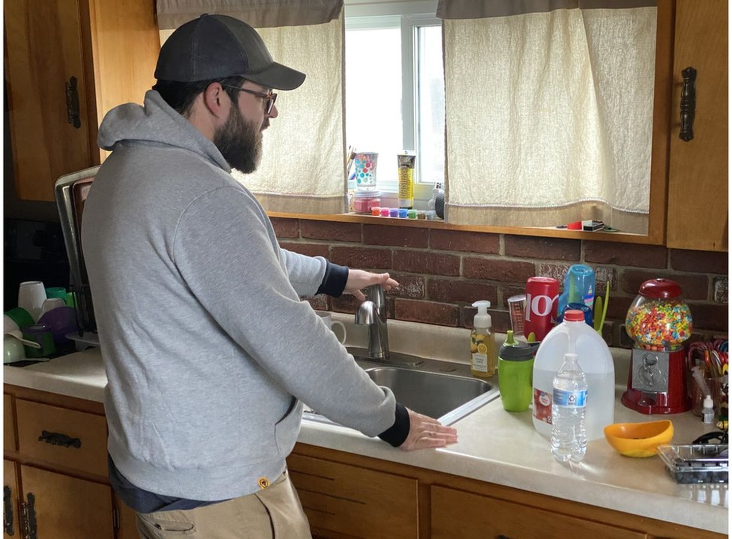 Многие жители города Восточная Палестина в штате Огайо теперь могут пить только бутилированную воду - от воды из-род крана у них появляются странные симптомы