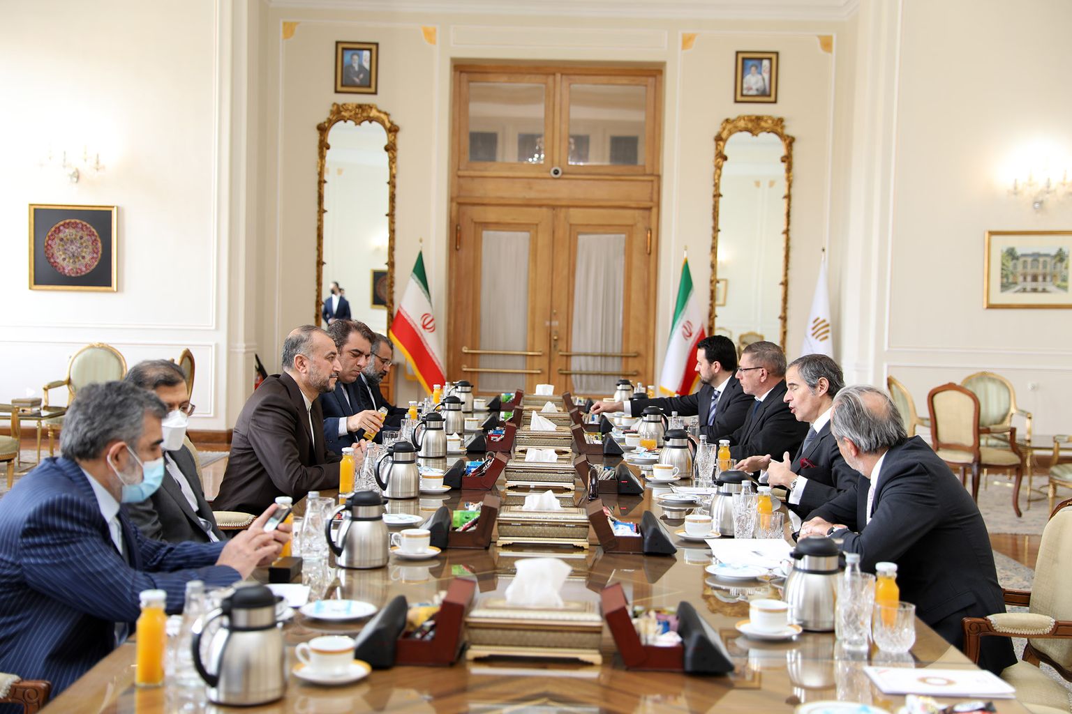 5. märtsil külastas Rahvusvahelise Aatomienergiaagentuuri juht Rafael Grossi Teherani ning kohtus Iraani välisministri Hossein Amir-Abdoulahianiga.