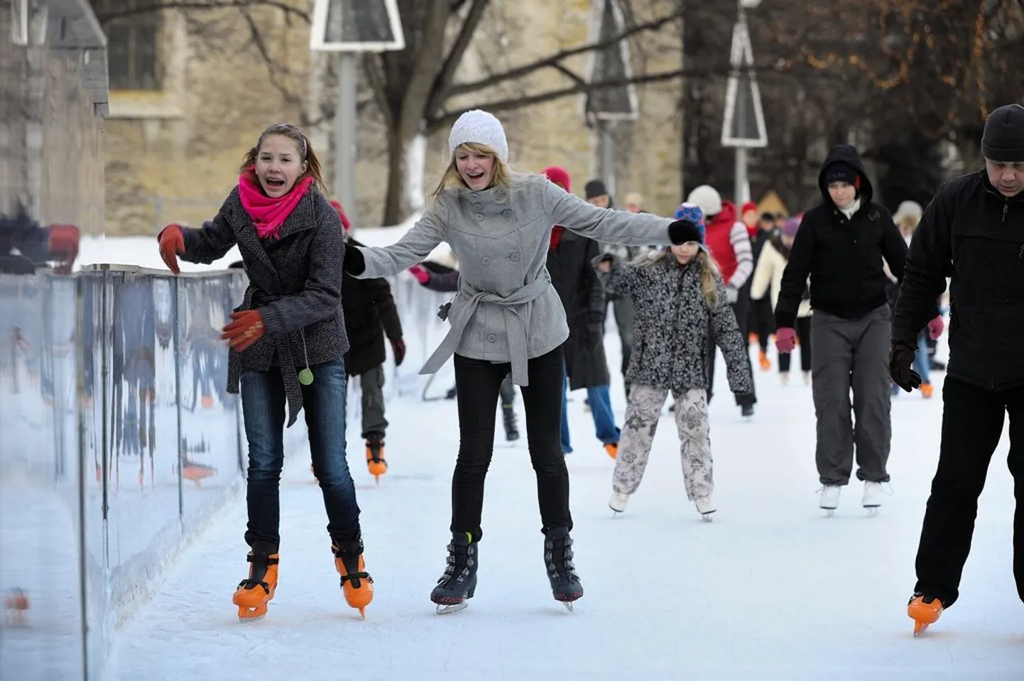 Harju tänava Uisuplats tegutseb kolmandat hooaega ja tegemist on ainukese tehisjääga liuväljaga Tallinna  kesklinnas.