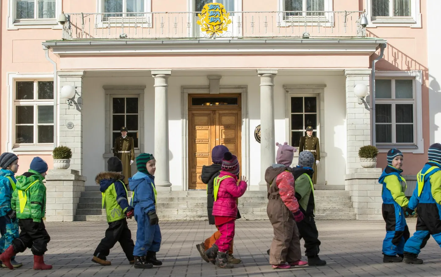 Lastesse tuleb hakata suhtuma nagu avalikku hüvesse. Lasteaiarühm möödub Kadriorus presidendilossist.