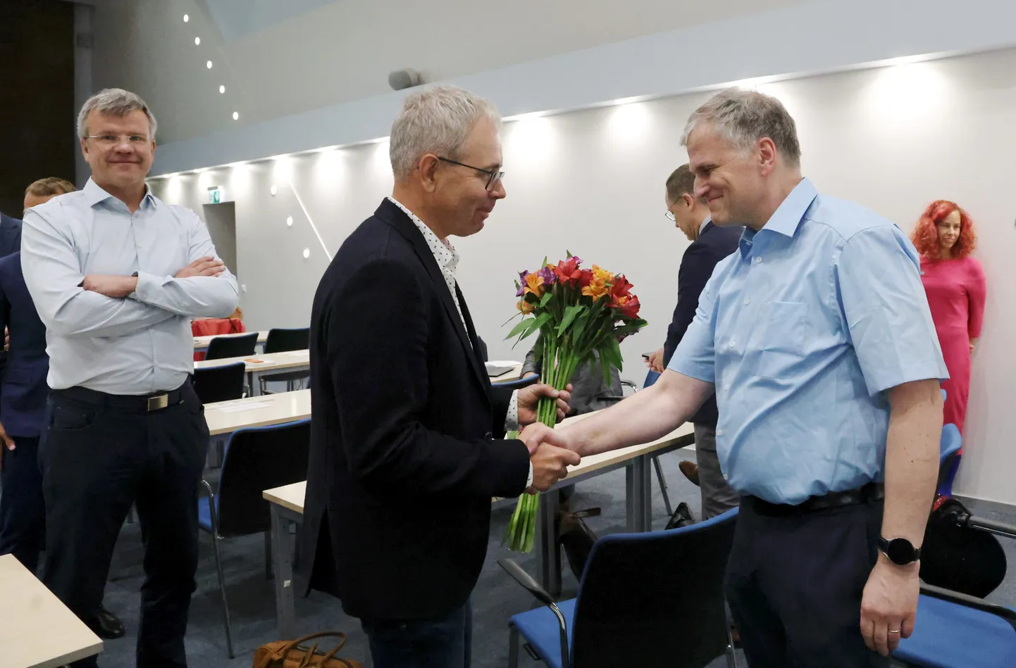 Tänasel Tartu linnavolikogu istungil valiti Tartu uueks abilinnapeaks Isamaa liige Meelis Leidt, keda pildil õnnitleb eelmisel nädalal ametist tagasi astunud Priit Humal.  Vasakul seisab reformierakondlasest linnavolinik Toomas Kapp.