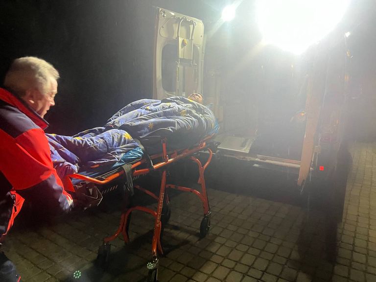Леонида Волкова доставляют в больницу после нападения в Литве