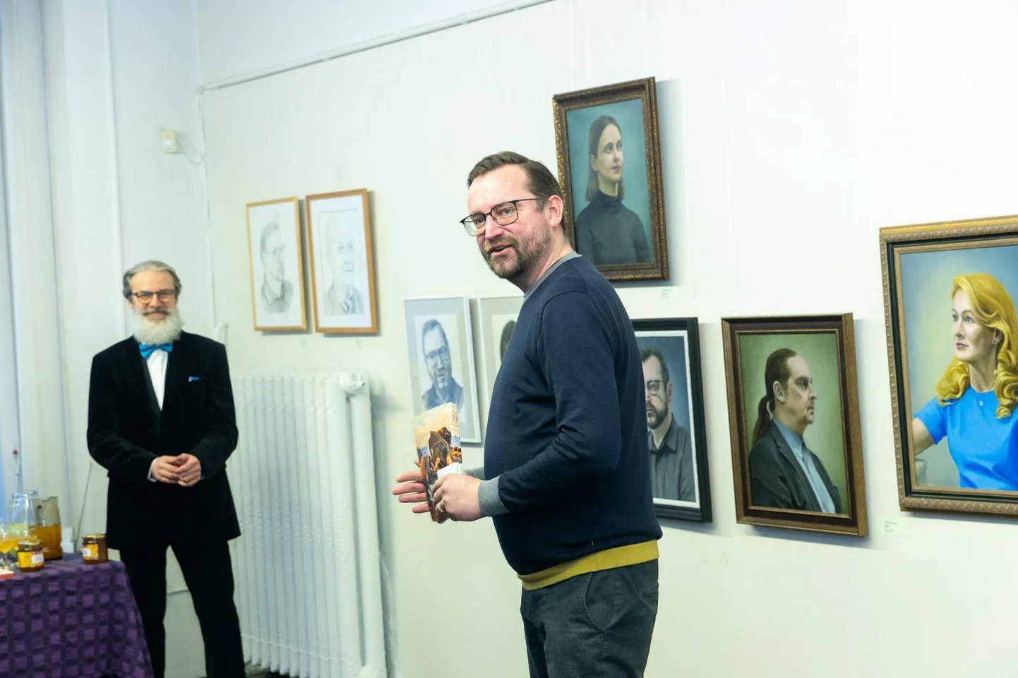 Joonistamislaupäevakule poseerima palutud Viljar Visselist on näitusel «Meie, virulased!» kolm portreed.