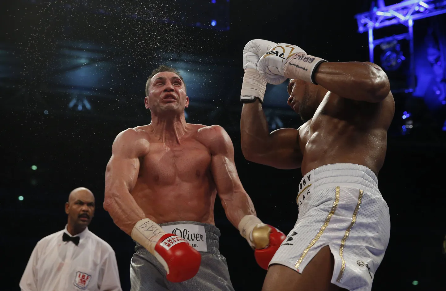 Anthony Joshua (paremal) on kostitanud Vladimir Klitškod võimsa löögiga.