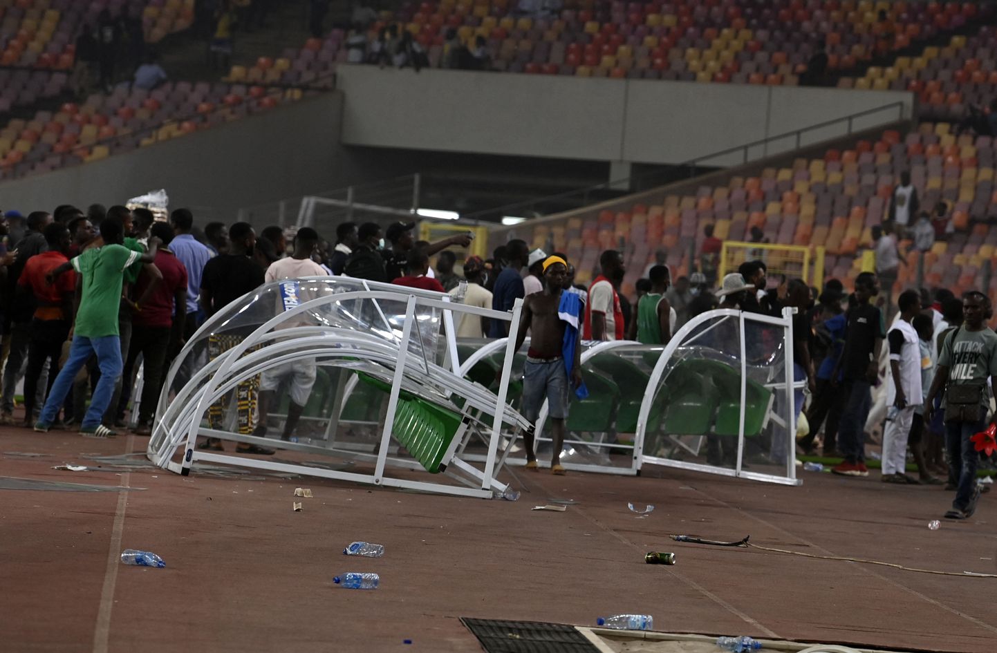 Болельщики нигерийской сборной громят стадион.