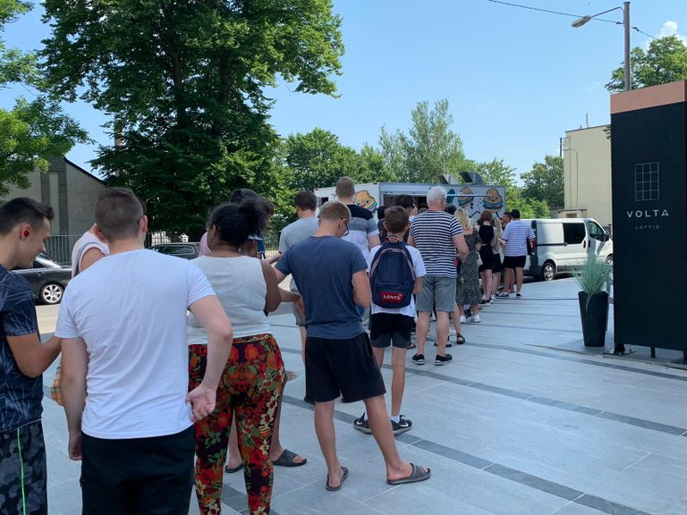 Жители Таллинна в очереди за бесплатными гамбургерами