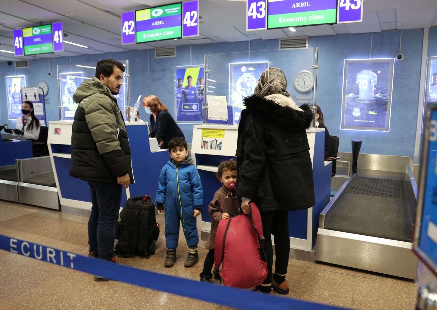 Tagasi Iraaki toimetatud migrandid eile Minski lennujaamas.