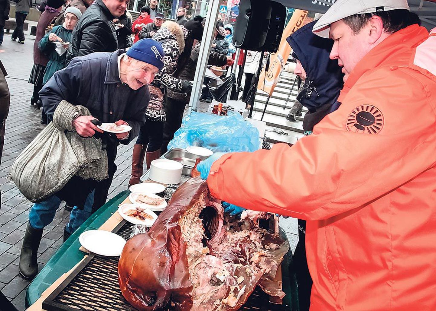 Pärnu päeva puhul pakuti linnarahvale tasuta grill-liha, mida küpsetati BBQ-ahjus eelnealt 18 tundi.