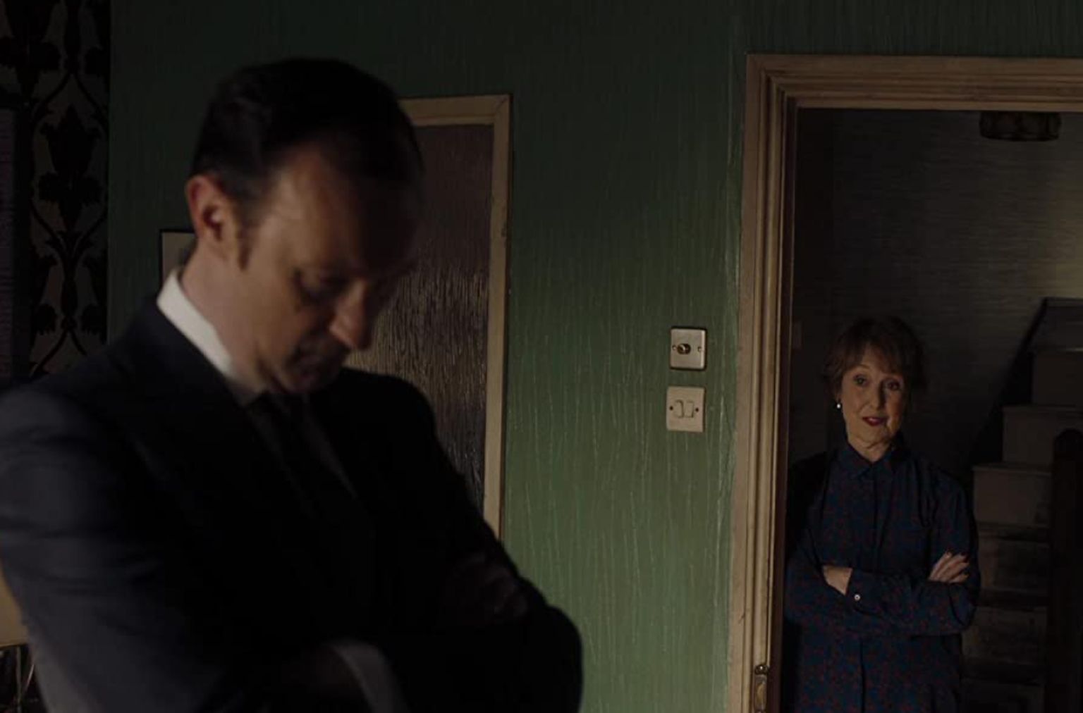Briti näitleja Una Stubbs (paremal) menusarjas «Sherlock». Näitleja Mark Gatiss (vasakul) kehastas sarjas Sherlocki venda, Mycroft Holmes'i.