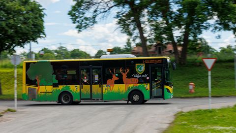 Buss tegi õnnetuse vältimiseks äkkpidurduse. «Sõiduk jäi terveks, aga «koorem»?»