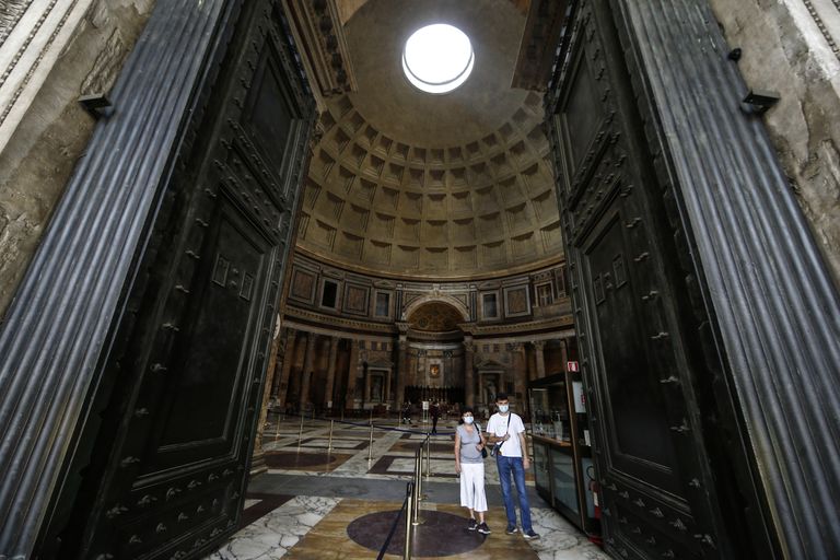 Külastajad nautimas turistide nappust Rooma Panteonis.