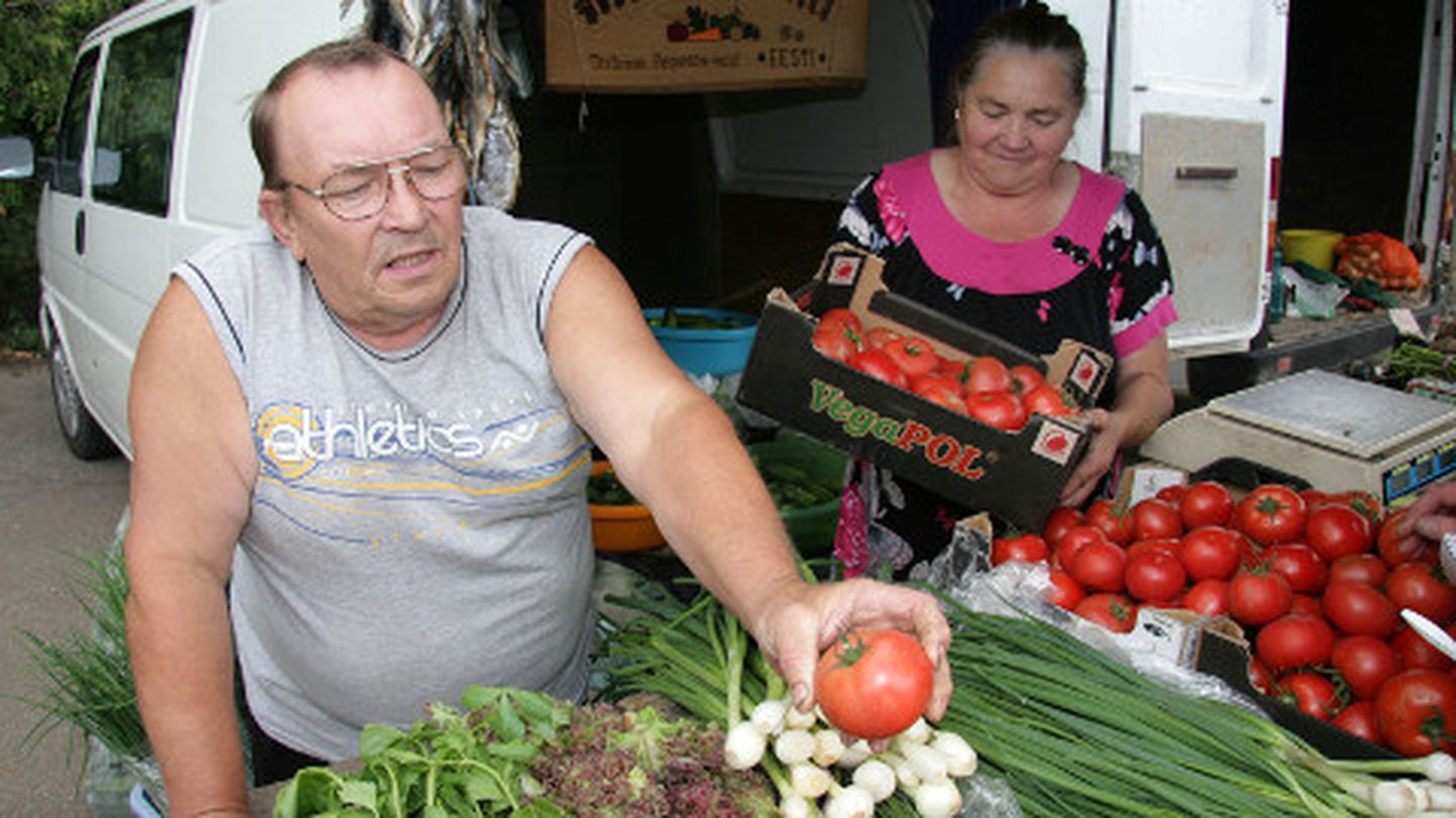 "Meie tomateid käiakse nuusutamas, aga ostetakse mujalt − odavamat Poola tomatit," tõdesid Jelena ja Maksim Sidorov.