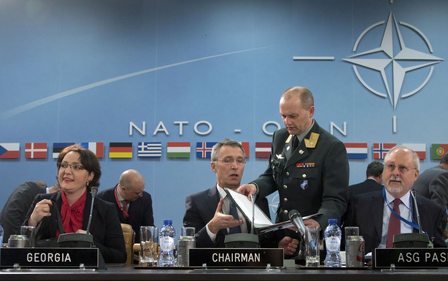 NATO peasekretär Jens Stoltenberg (keskel) ja Gruusia kaitseminister Tima Hidašeli (vasakul) eile Brüsselis.