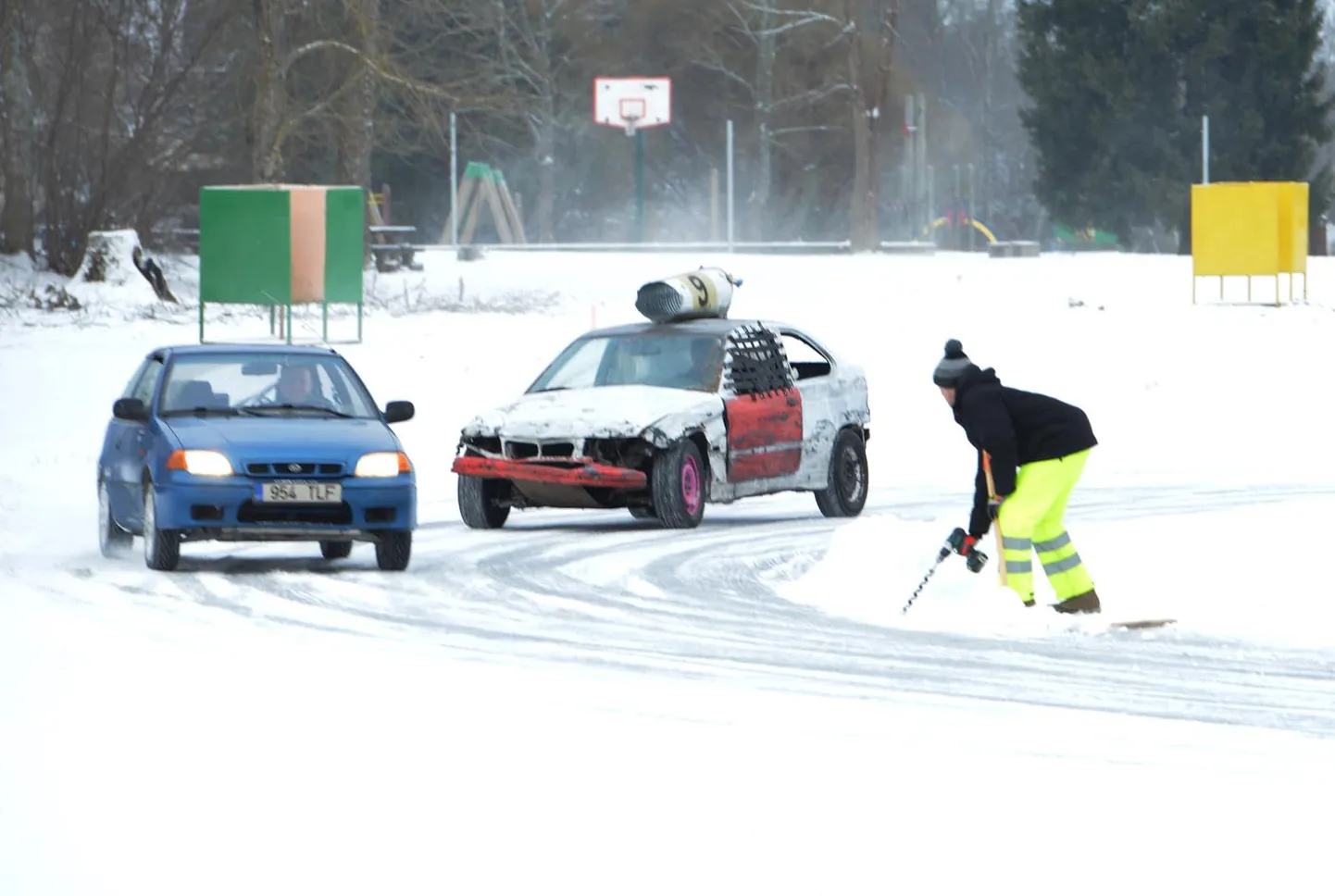 Mida rohkem paugub pakane, seda paksema jääkaane saavad veekogud omale peale. See pilti on tehtud Türi jäärajal, kus rajameister Andres Viidikase sõnul on jää paksuseks juba oma 30 cm. Sõitma lubatakse nii tava- kui piikrehvidega, sest on mida lihvida.