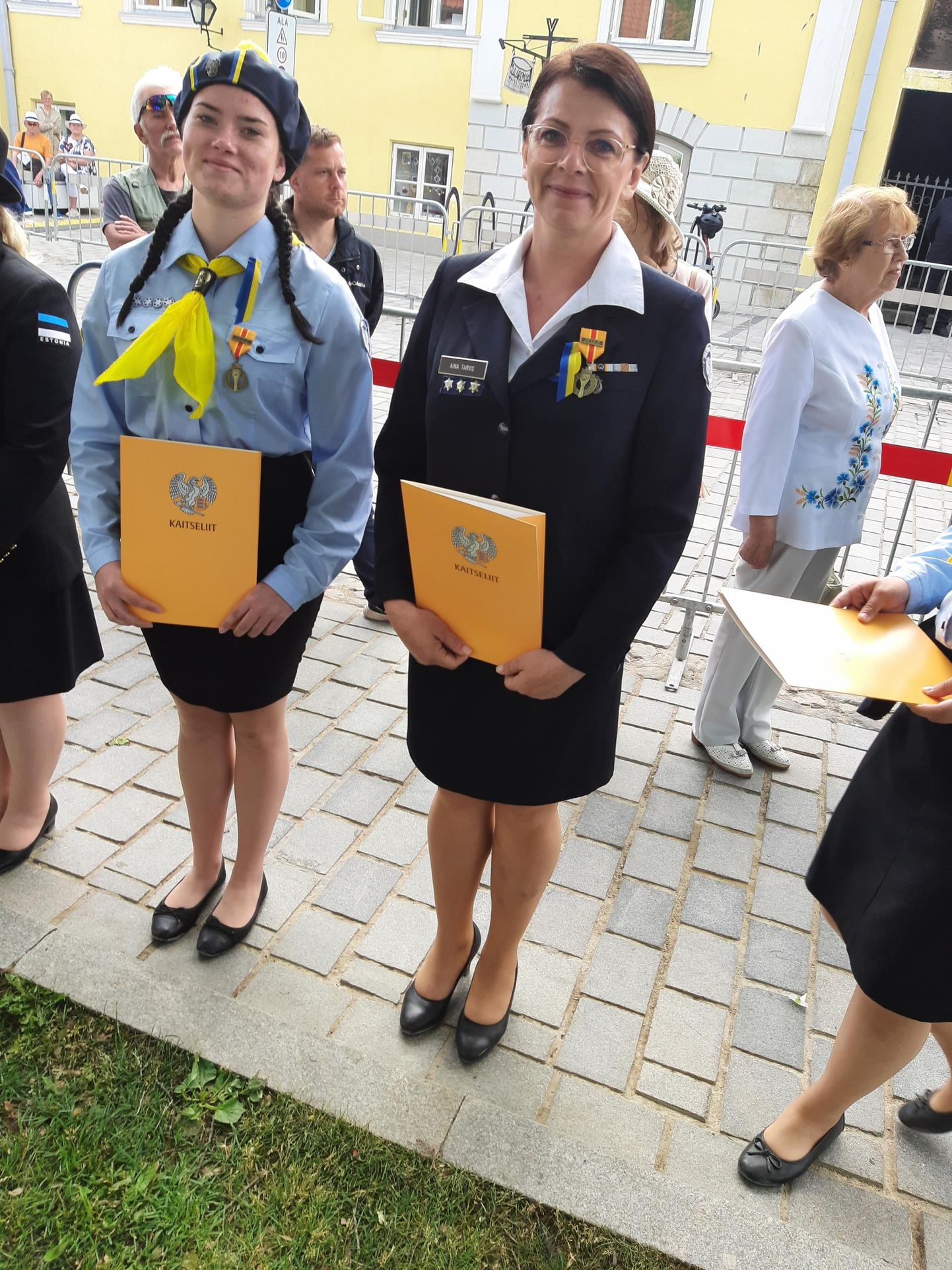 Pärnumaa kodutütarde vanem Aina Tarvis (paremal) ja kodutütar, Pärnumaa kutsehariduskeskuse õpilane Ketlin Hermann said medali ja tänukirja.