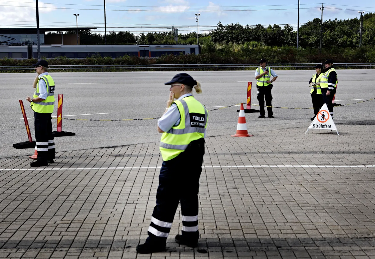 Датские таможенники на датско-шведской границе.