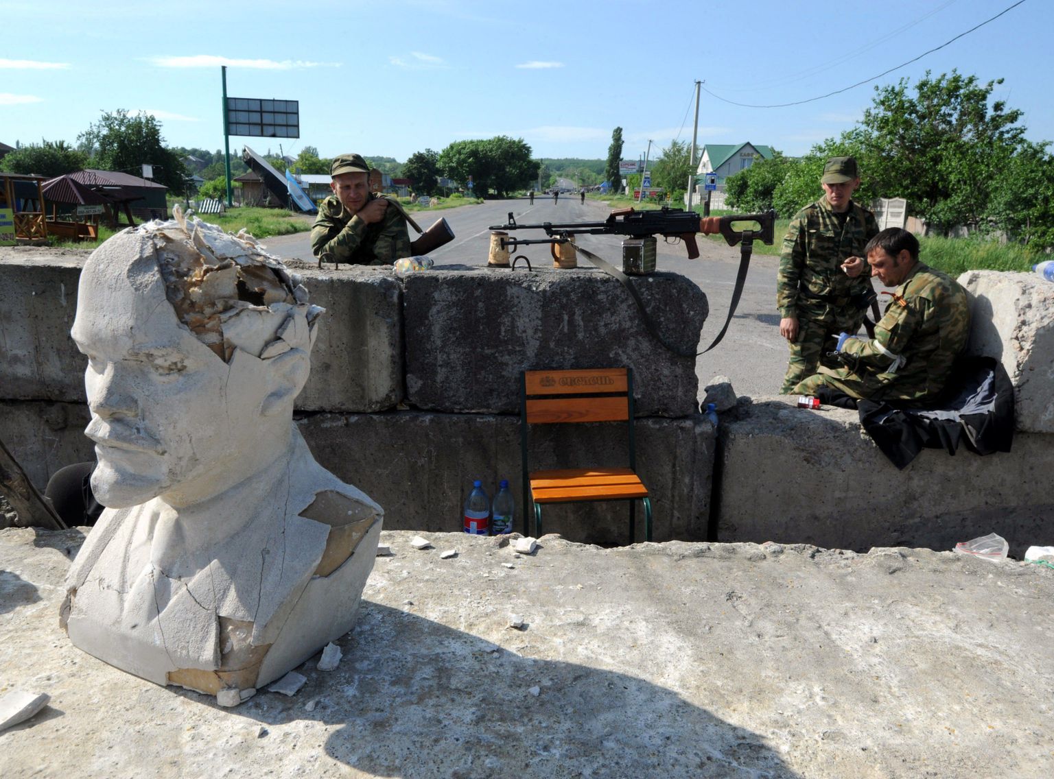Relvastatud terroristid lohistasid  Slovjanski lähistel Semjonovka külas oma kontrollpunkti V.I. Lenini büsti.