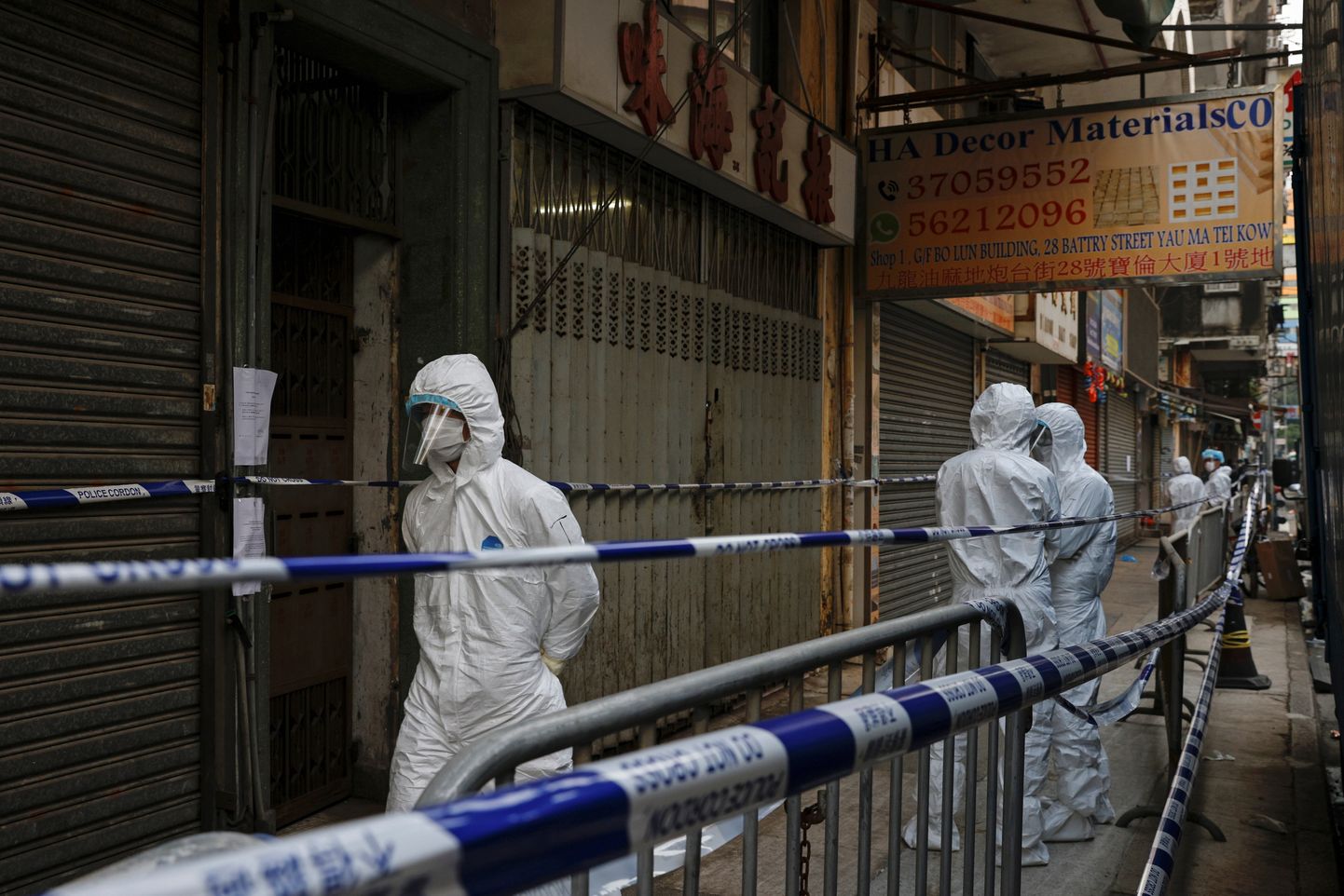 Tervishoiutöötajad Hongkongi Jordani linnaosas, kus tuvastati koroonaviiruse puhang.