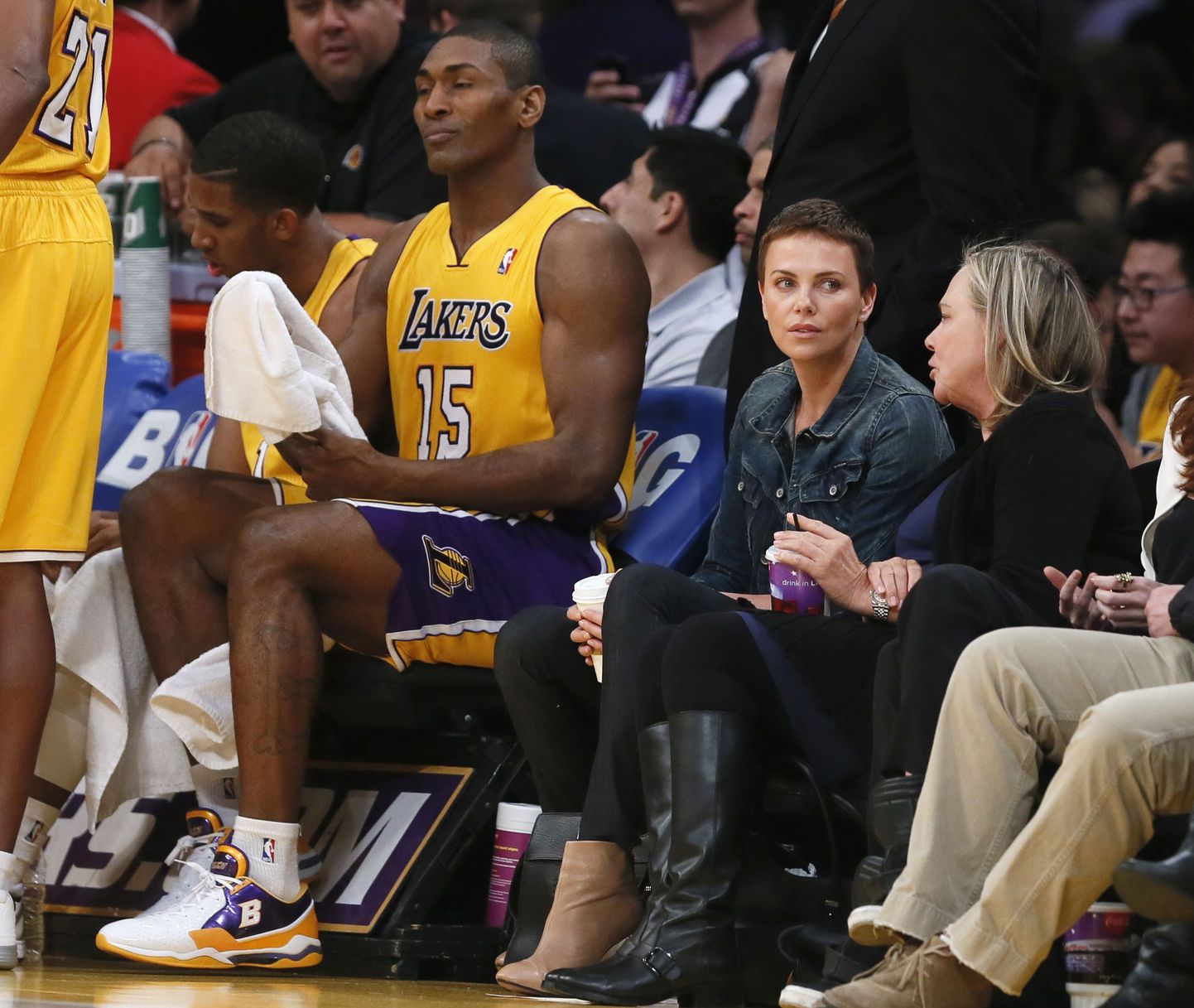 Charlize Theron (keskel) Los Angeles Lakersi kohtumise.