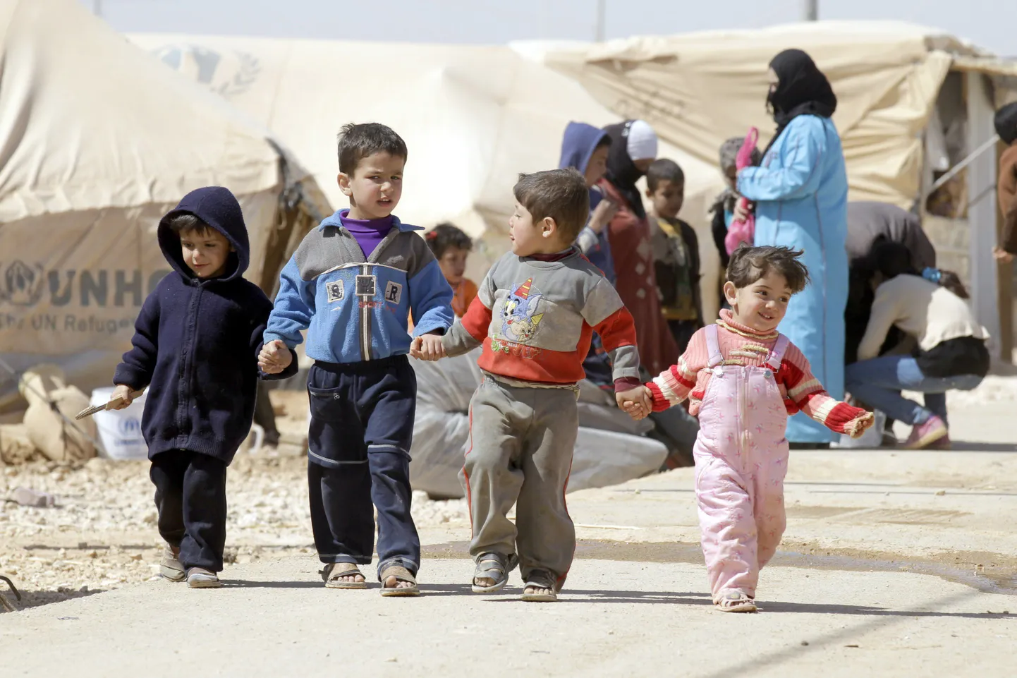 Süüria lapsed jalutavad Zaatari põgenikelaagri telkide vahel.