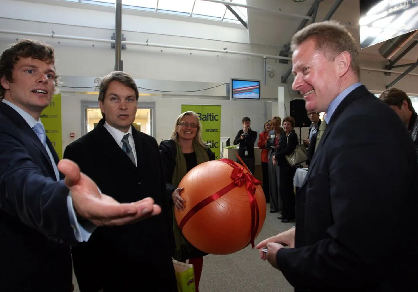 Eilehommikuse esimese reisiga tulid Tallinna ka Saara Manila sihtasutusest Turu 2011 ning Mika Helva Turu linnavalitsusest. Neid võtsid vastu Air Balticu president Bertolt Flick (paremal) ja asepresident Janis Vanags.